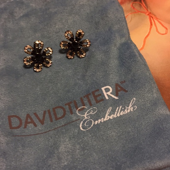 BNWT DAVID TUTERA EMBELLISHED BLACK CRYSTAL POST BACK EARRINGS - Picture 3 of 5
